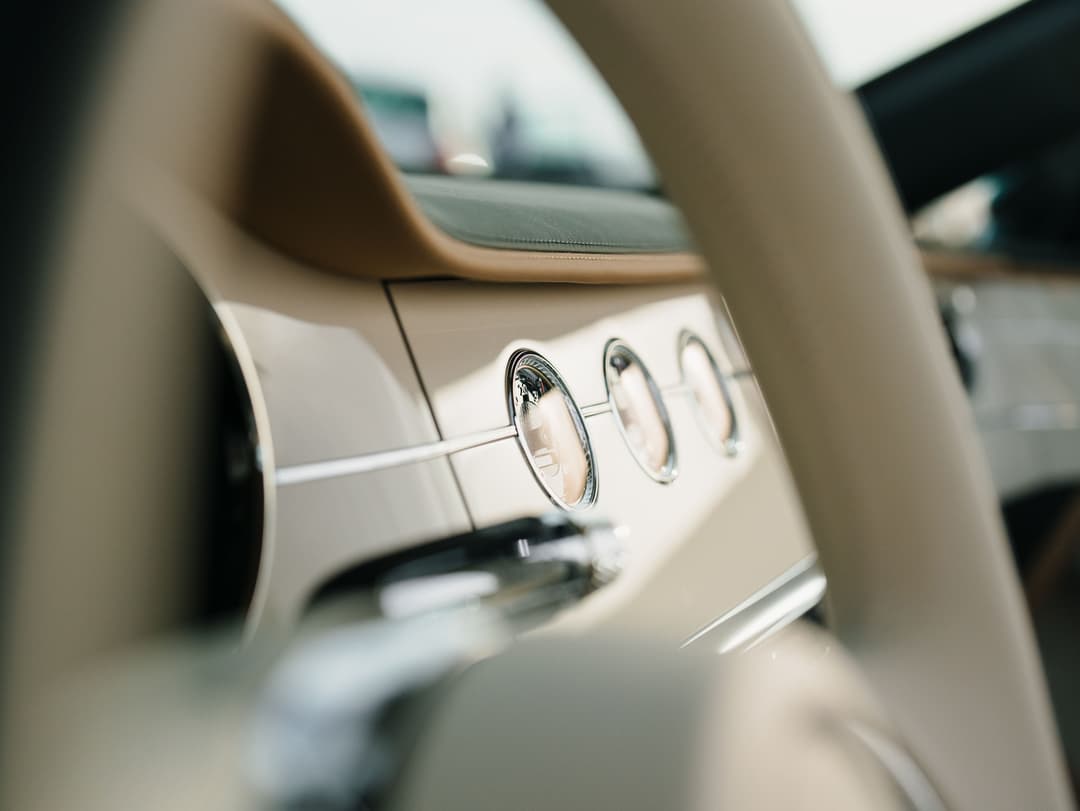 Luxury car interior — the €1 buyback clause in the Rentolux lease